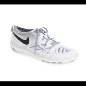 Nike white/grey tennis shoe